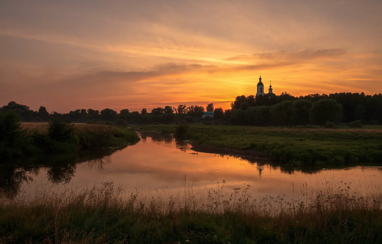Фото обои небо, трава, облака, закат, река, берег, село, церковь