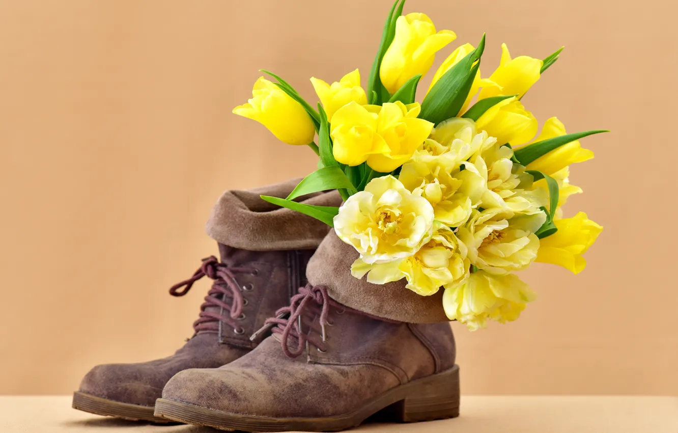Фото обои ботинки, тюльпаны, flowers, tulips, bouquet, boots
