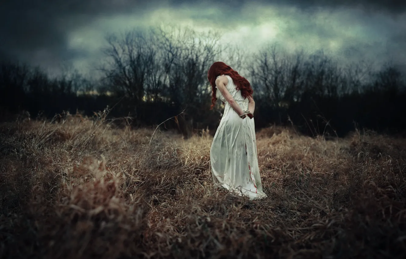 Фото обои девушка, природа, поляна, отчаяние, платье белое, связанные руки