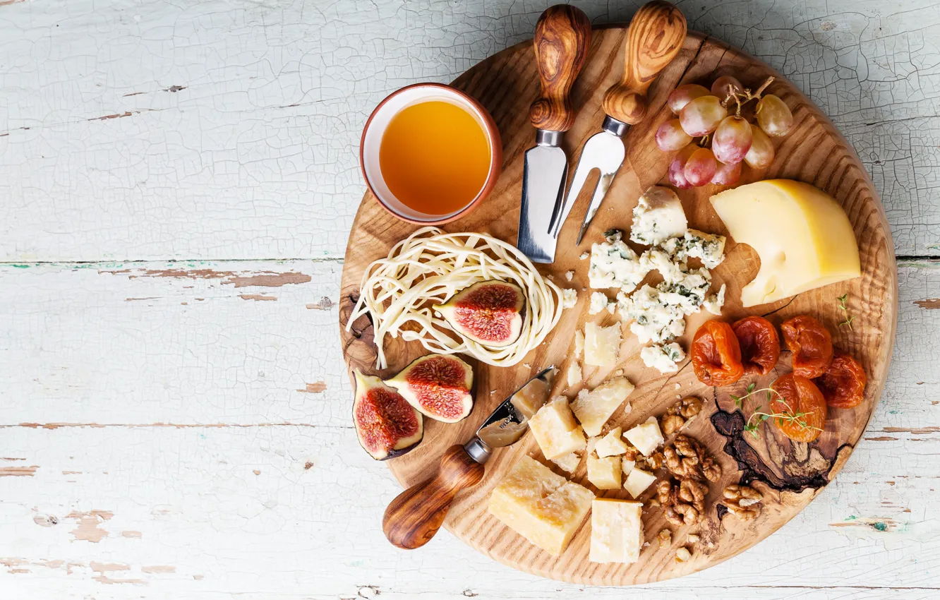 Фото обои фон, доски, сыр, орех, виноград, нож, чашка, доска
