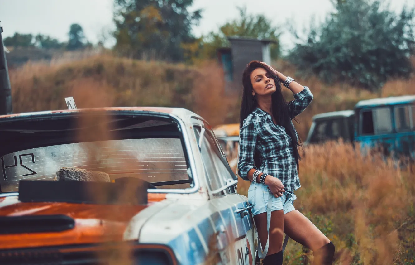 Фото обои секси, шортики, ножки, красотка, соблазн, photographer, позирует, автосвалка