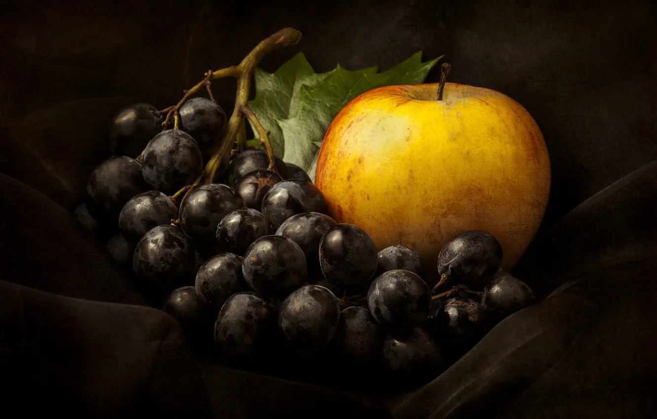 Фото обои яблоко, виноград, натюрморт