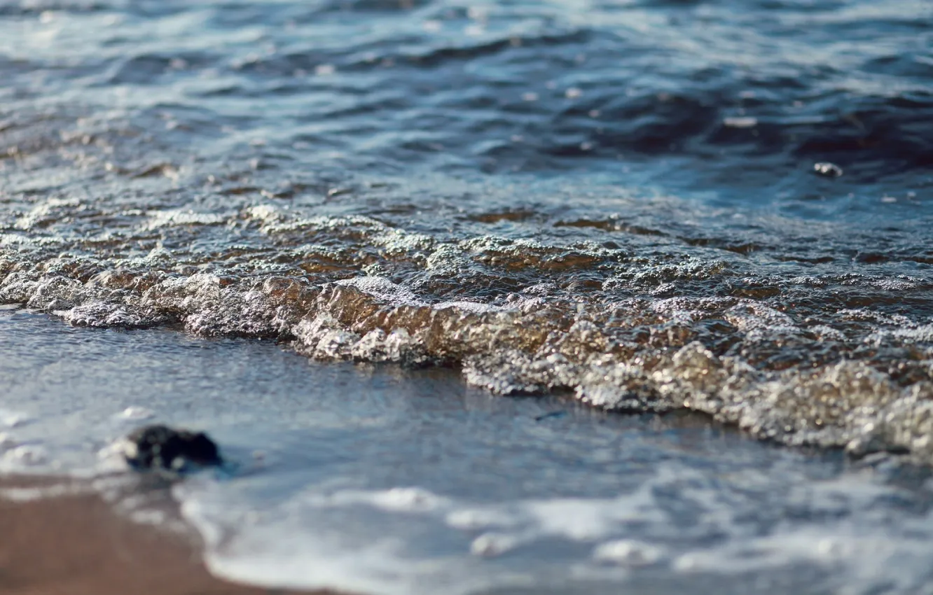 Фото обои песок, пена, вода, макро, берег, камень, волна