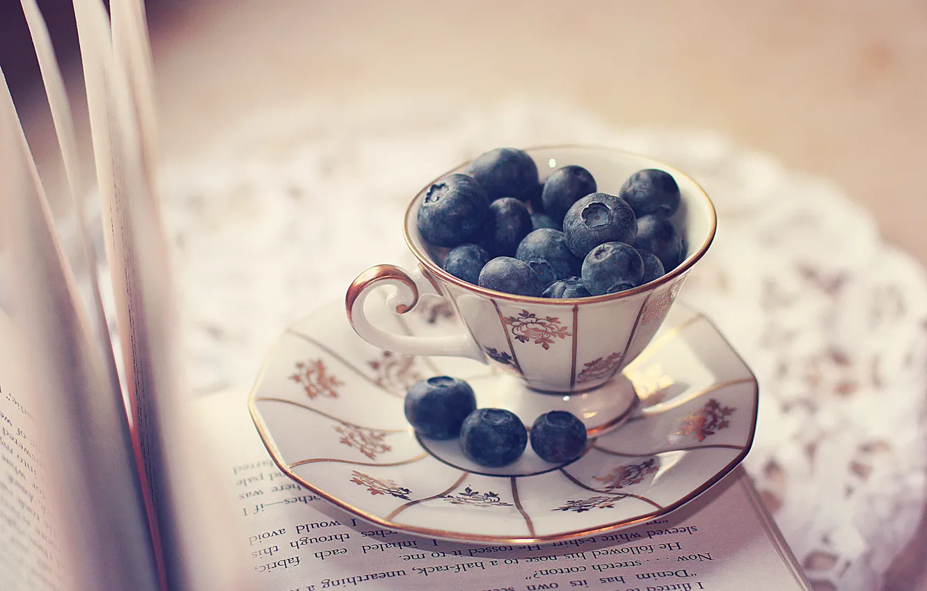 Фото обои ягоды, чашка, книга, страницы, блюдце