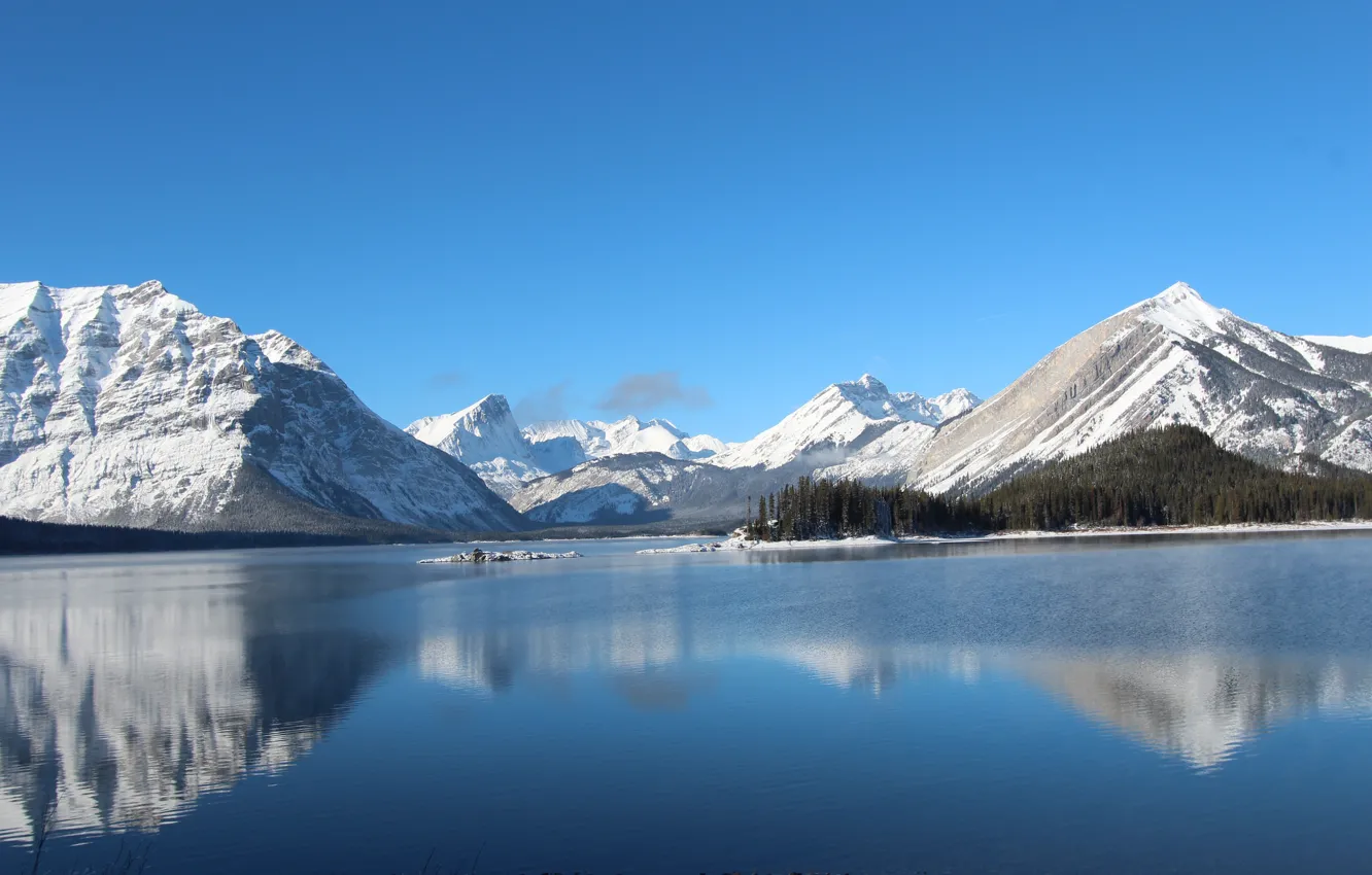 Фото обои зима, небо, снег, деревья, горы, озеро, остров