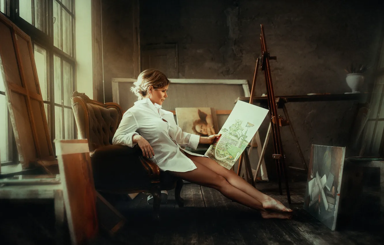 Фото обои девушка, комната, картина, кресло, картины, рубашка, ножки, студия