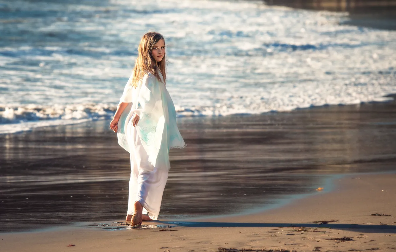 Фото обои прибой, девочка, прогулка, Edie Layland, Girl On A Beach