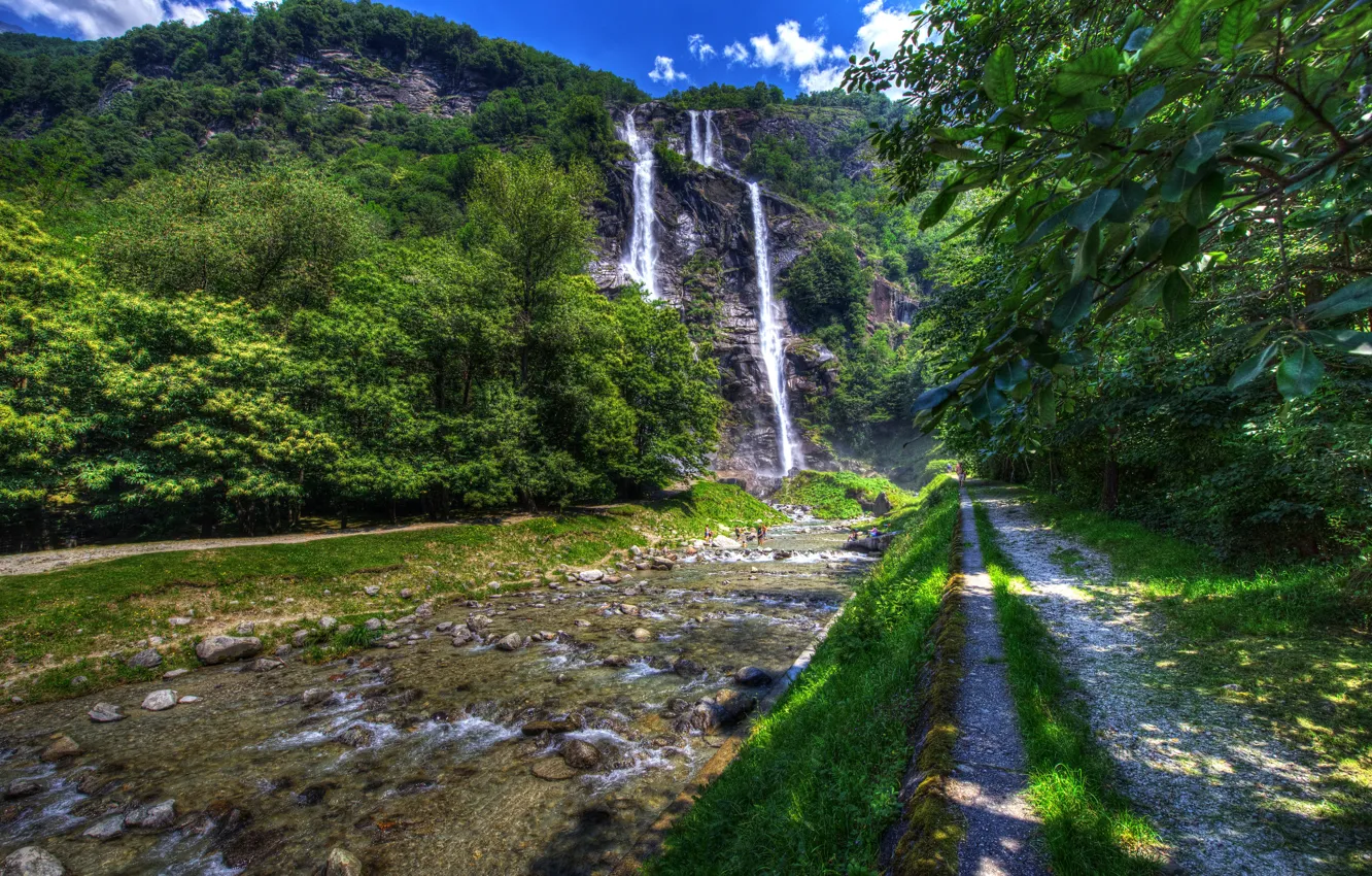 Фото обои зелень, лето, солнце, деревья, скала, камни, водопад, HDR