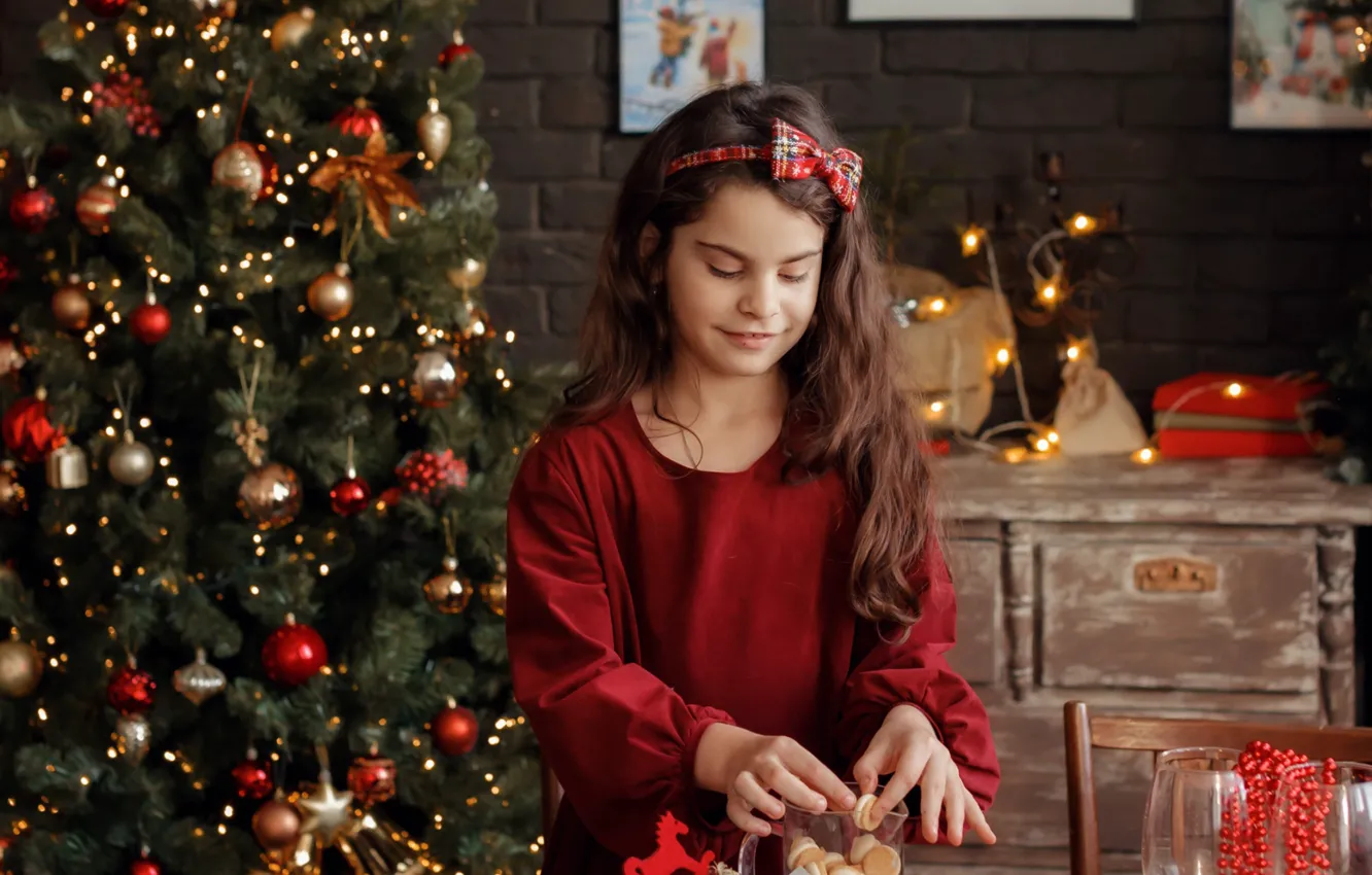 Алина булынко елки. Счастливые дети новый год. Елки про девочку. Девочка варя из елок. Елки про девочку.