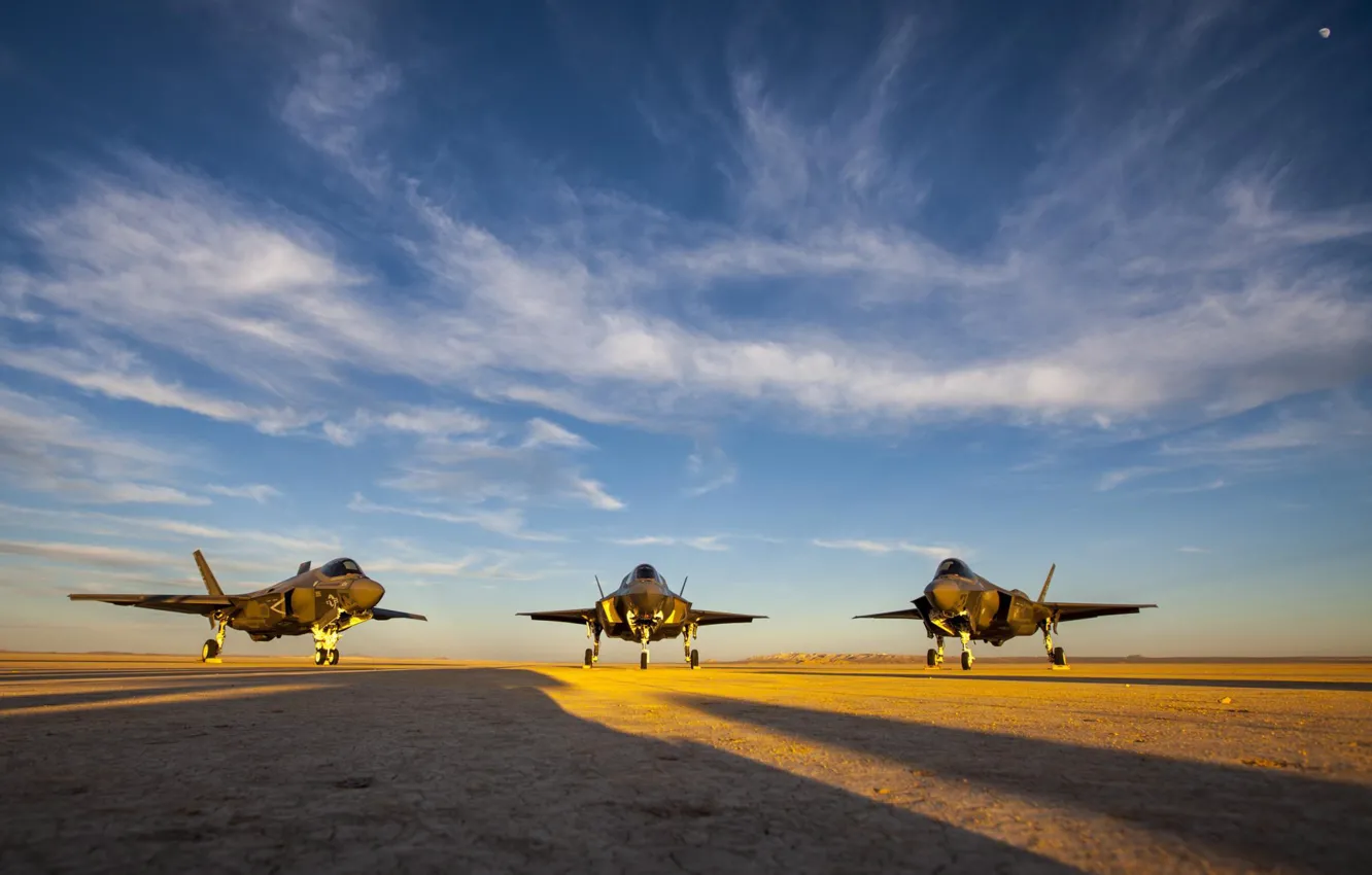 Фото обои истребители, три, аэродром, Lightning II, F-35, «Лайтнинг» II