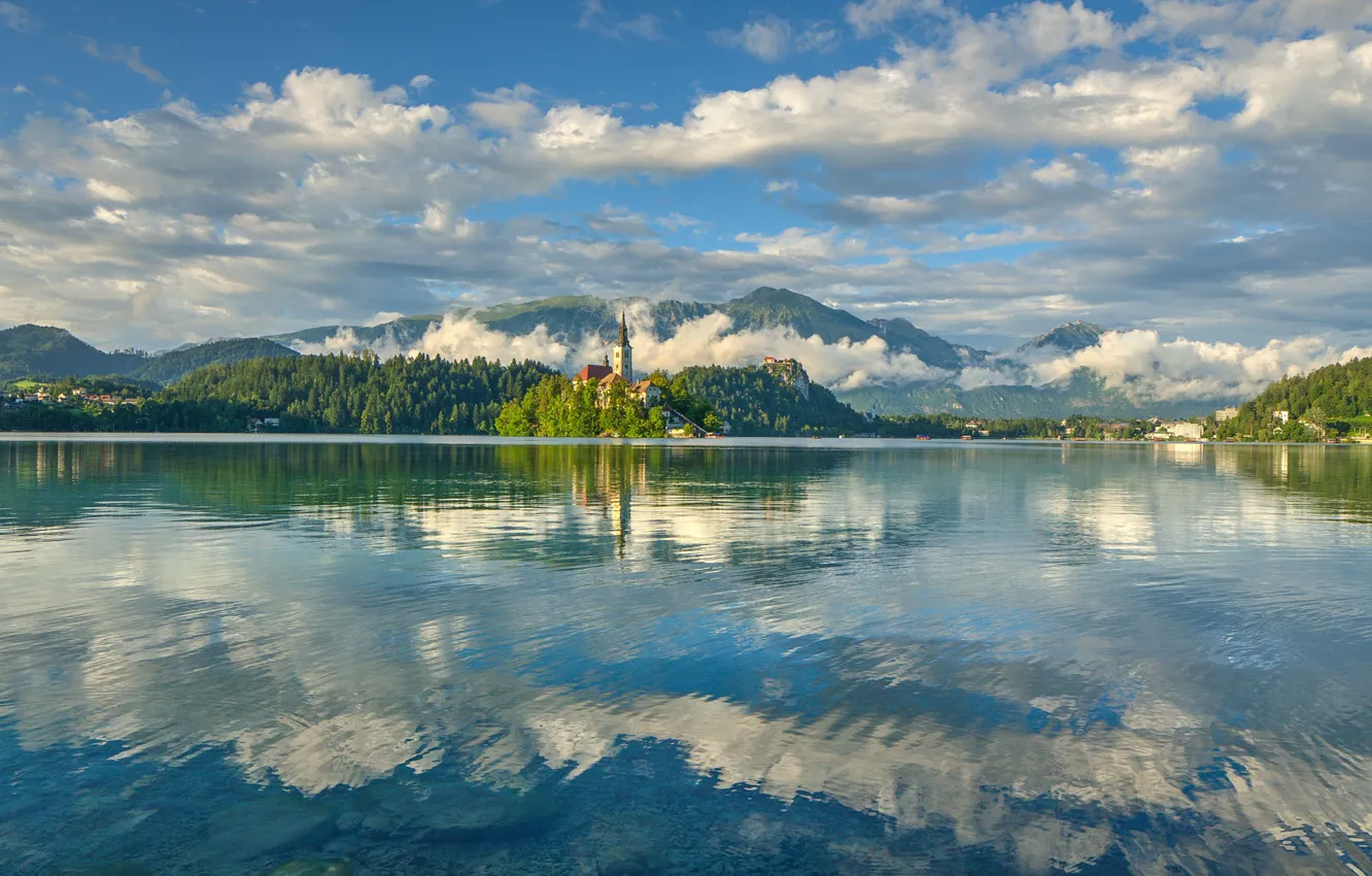 Фото обои небо, облака, горы, отражение, зеркало, Словения, Озеро Блед, Церковь Успения