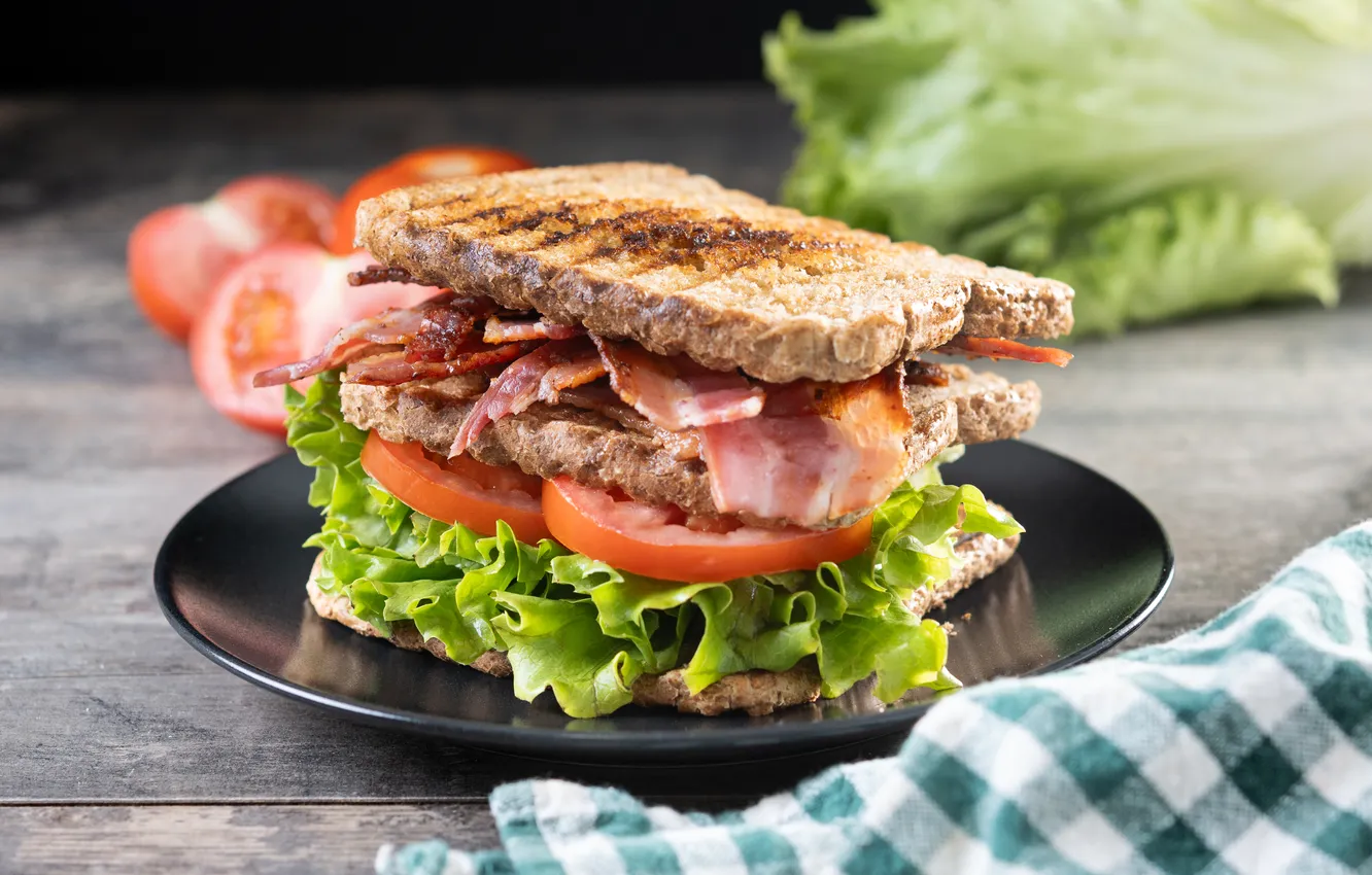 Фото обои wooden, table, tomato, lettuce, sandwich, bacon