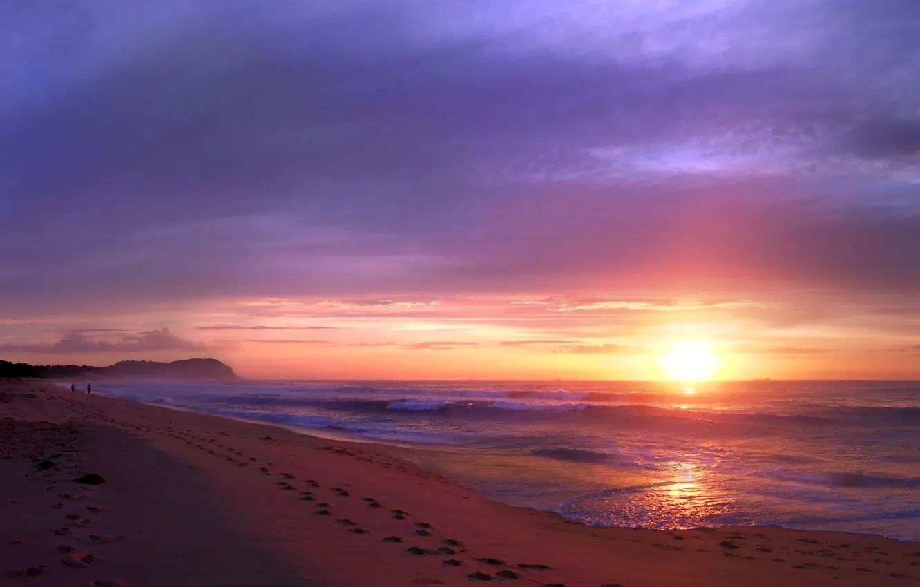 Фото обои песок, пляж, небо, солнце, облака, закат, следы, люди