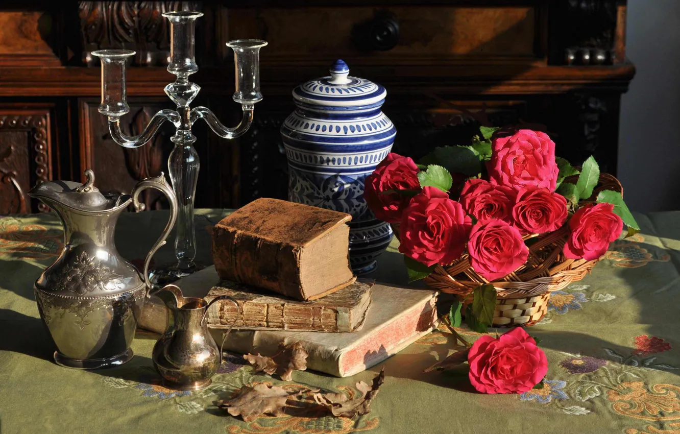 Фото обои цветы, стиль, книги, розы, натюрморт, подсвечник, кувшины