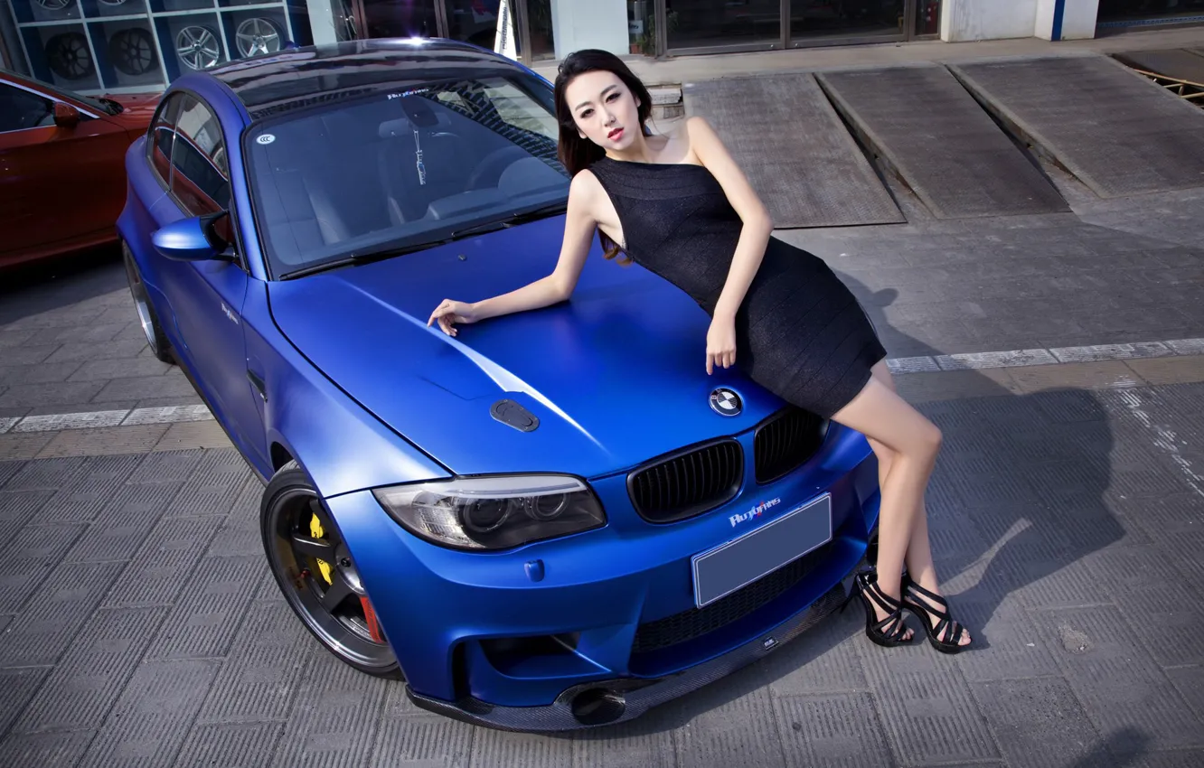 Фото обои взгляд, Девушки, BMW, азиатка, черное платье, красивая девушка, синий авто