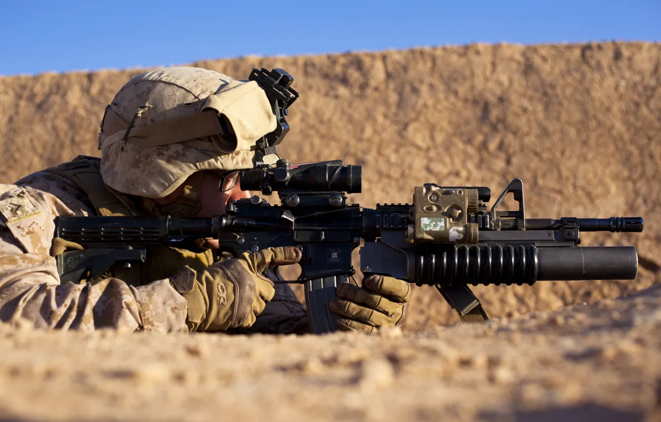 Фото обои песок, оружие, пустыня, солдат, экипировка, позиция