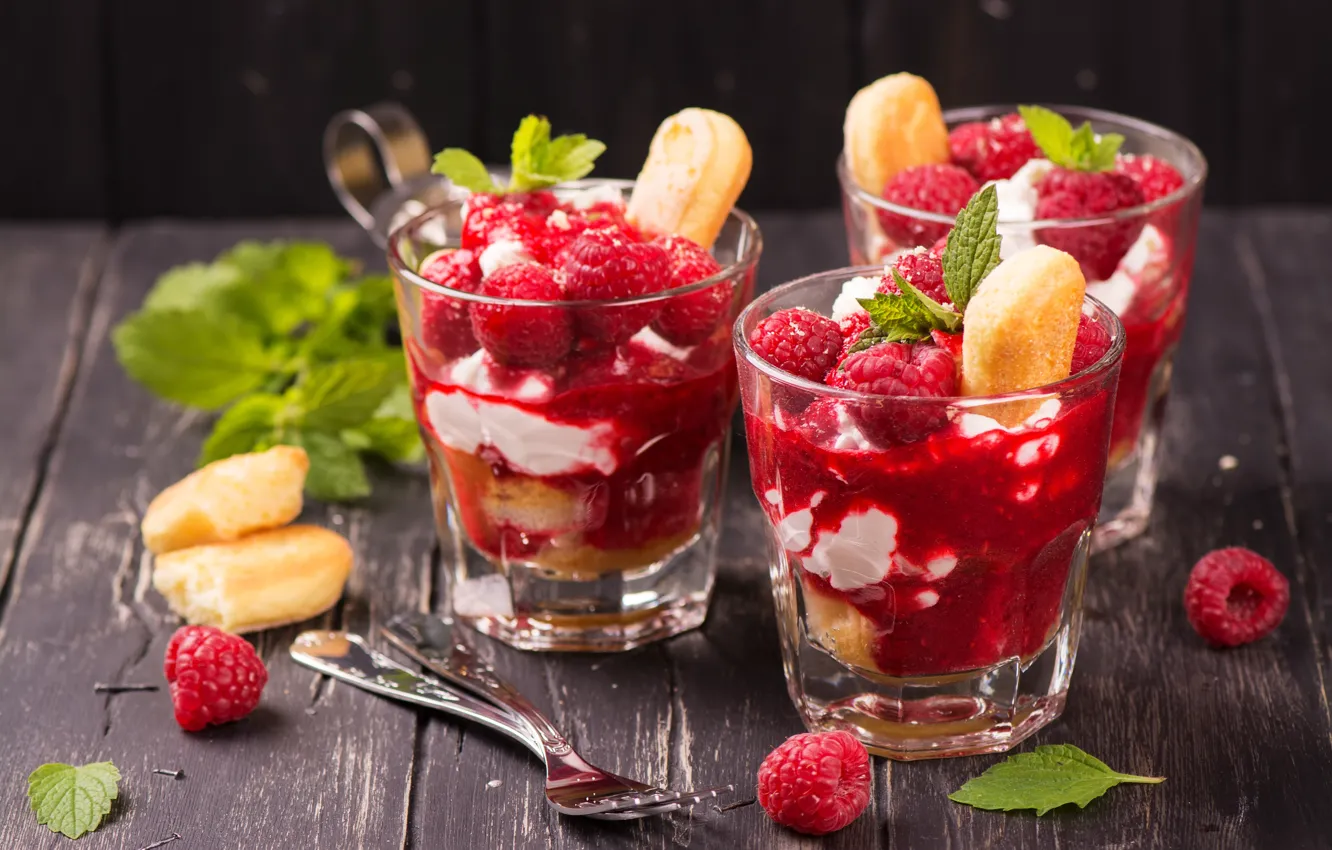 Фото обои ягоды, малина, печенье, стаканы, крем, десерт