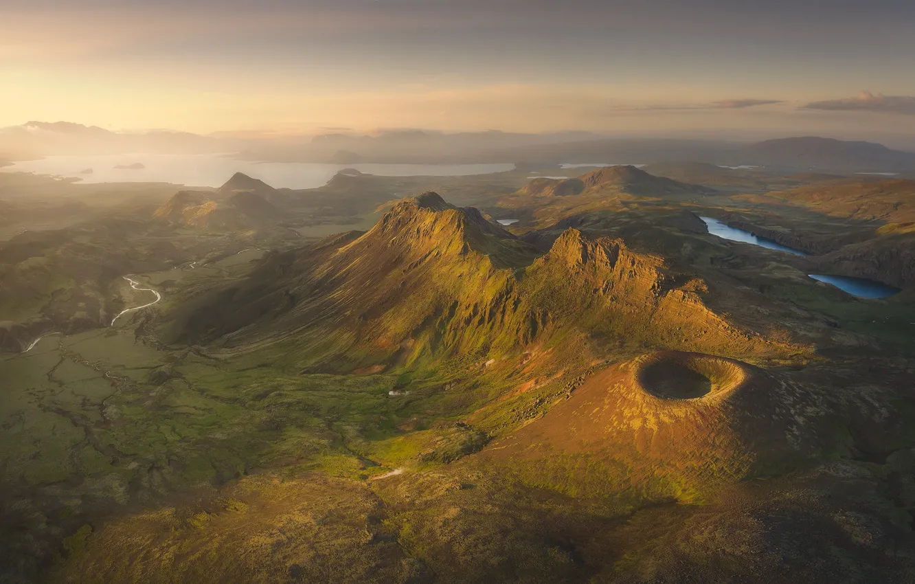 Фото обои свет, горы, туман, рассвет, холмы, берег, вид, высота