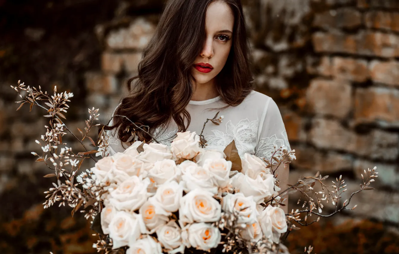 Фото обои цветы, лицо, фон, волосы, розы, букет, помада