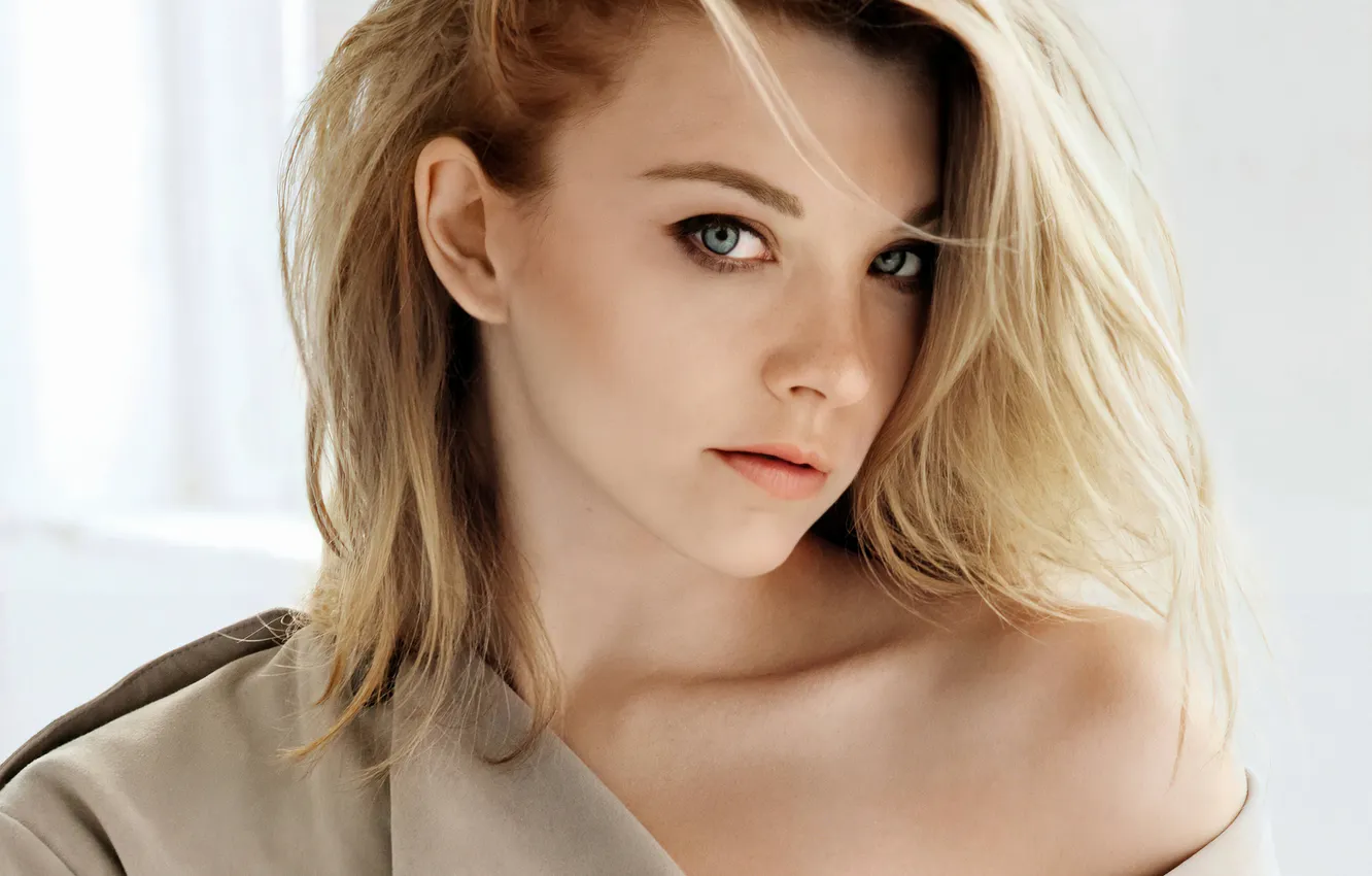 Фото обои взгляд, портрет, актриса, прическа, блондинка, плащ, плечо, Natalie Dormer