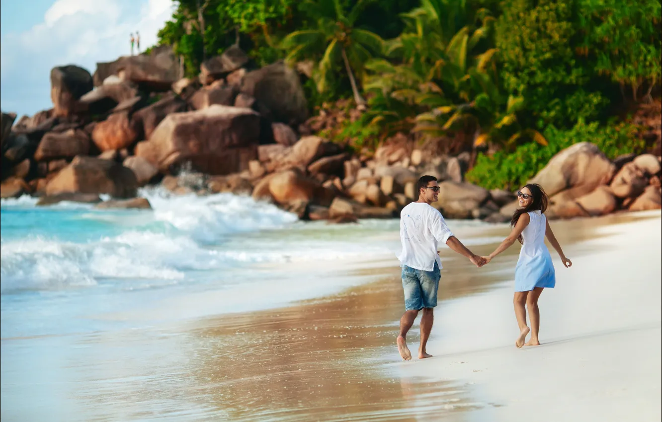Фото обои девушка, камни, пальмы, океан, романтика, берег, волна, пара
