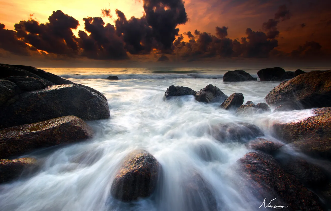 Фото обои море, волны, небо, облака, камни, скалы, выдержка