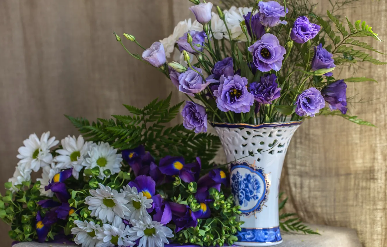 Фото обои фиолетовый, букет, ткань, ваза, папоротник, ирисы, хризантемы, эустома