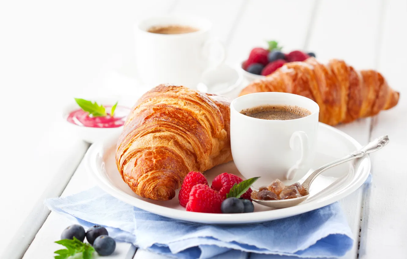 Фото обои ягоды, малина, кофе, завтрак, ложка, чашка, выпечка, круассан