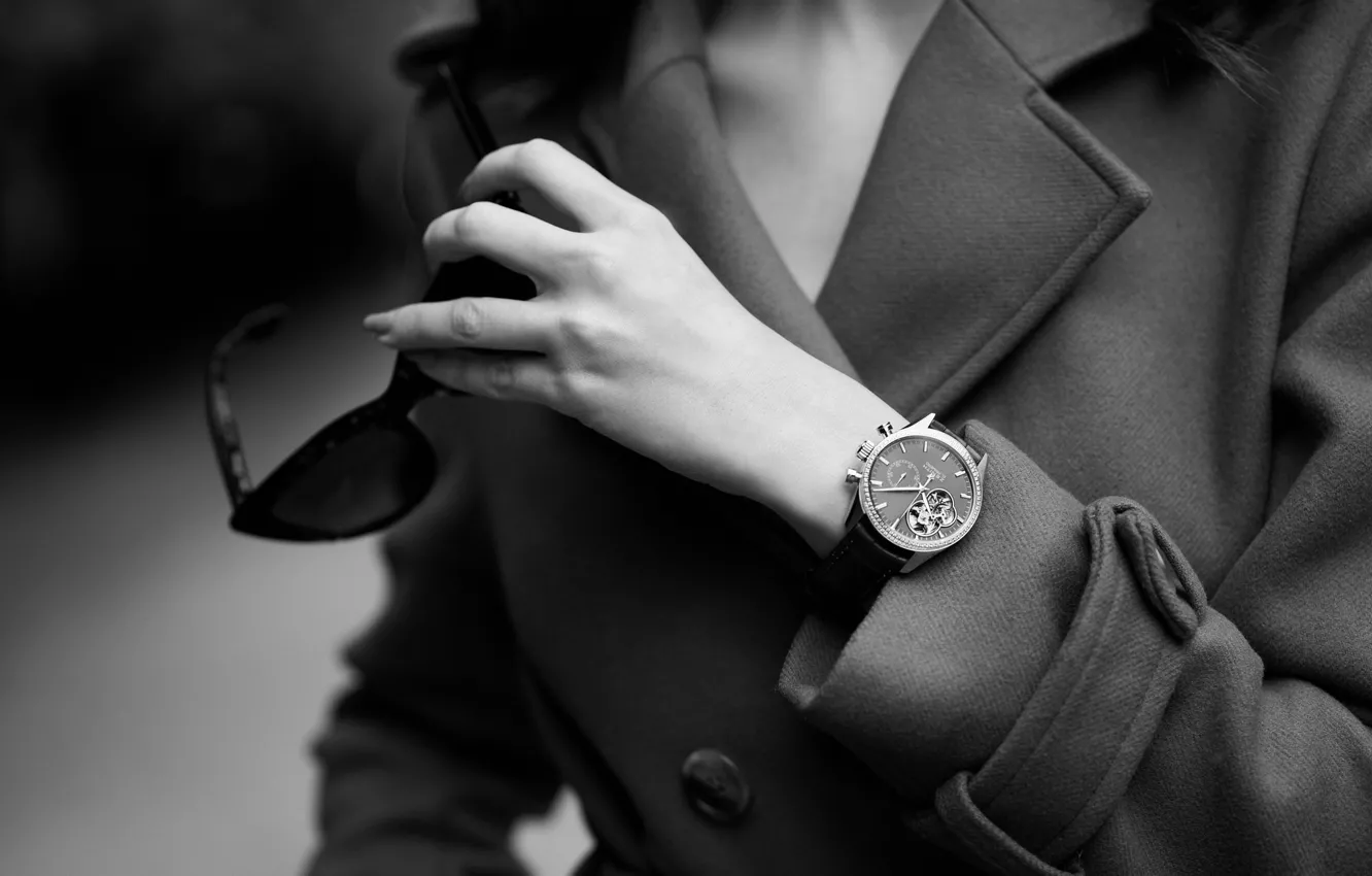 Фото обои девушка, часы, очки, черно-белое, пальто