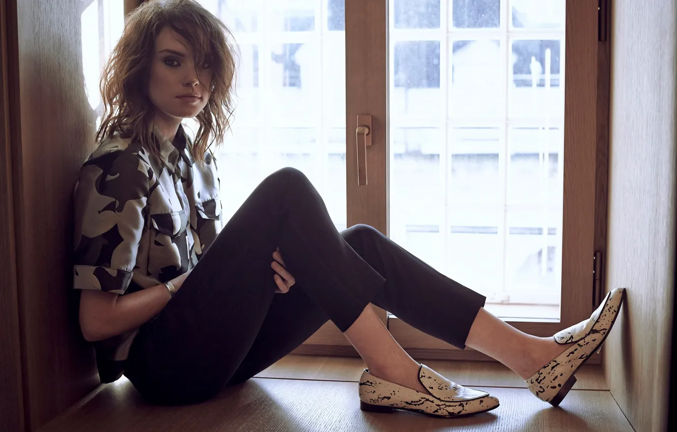 Фото обои взгляд, макияж, актриса, прическа, туфли, блузка, подоконник, шатенка