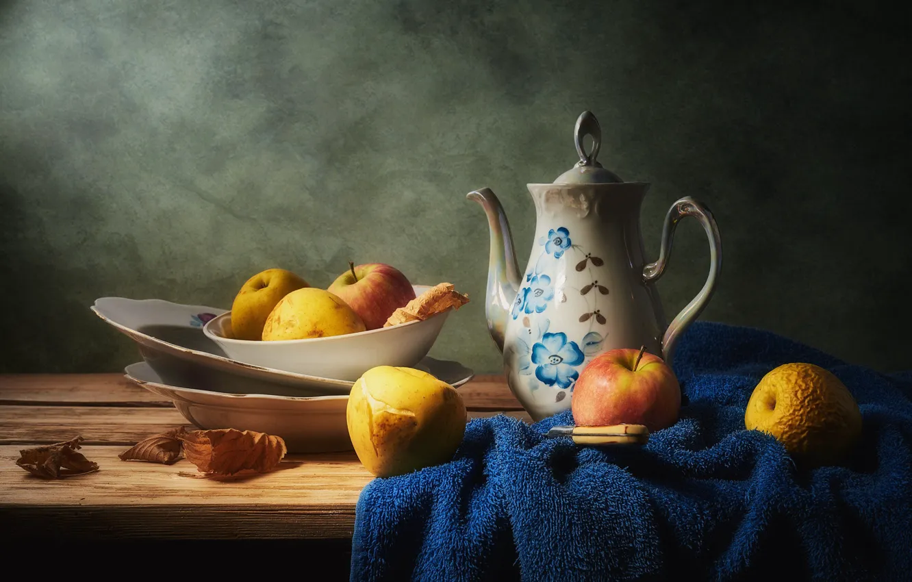 Фото обои листья, темный фон, стол, стена, яблоки, еда, полотенце, желтые