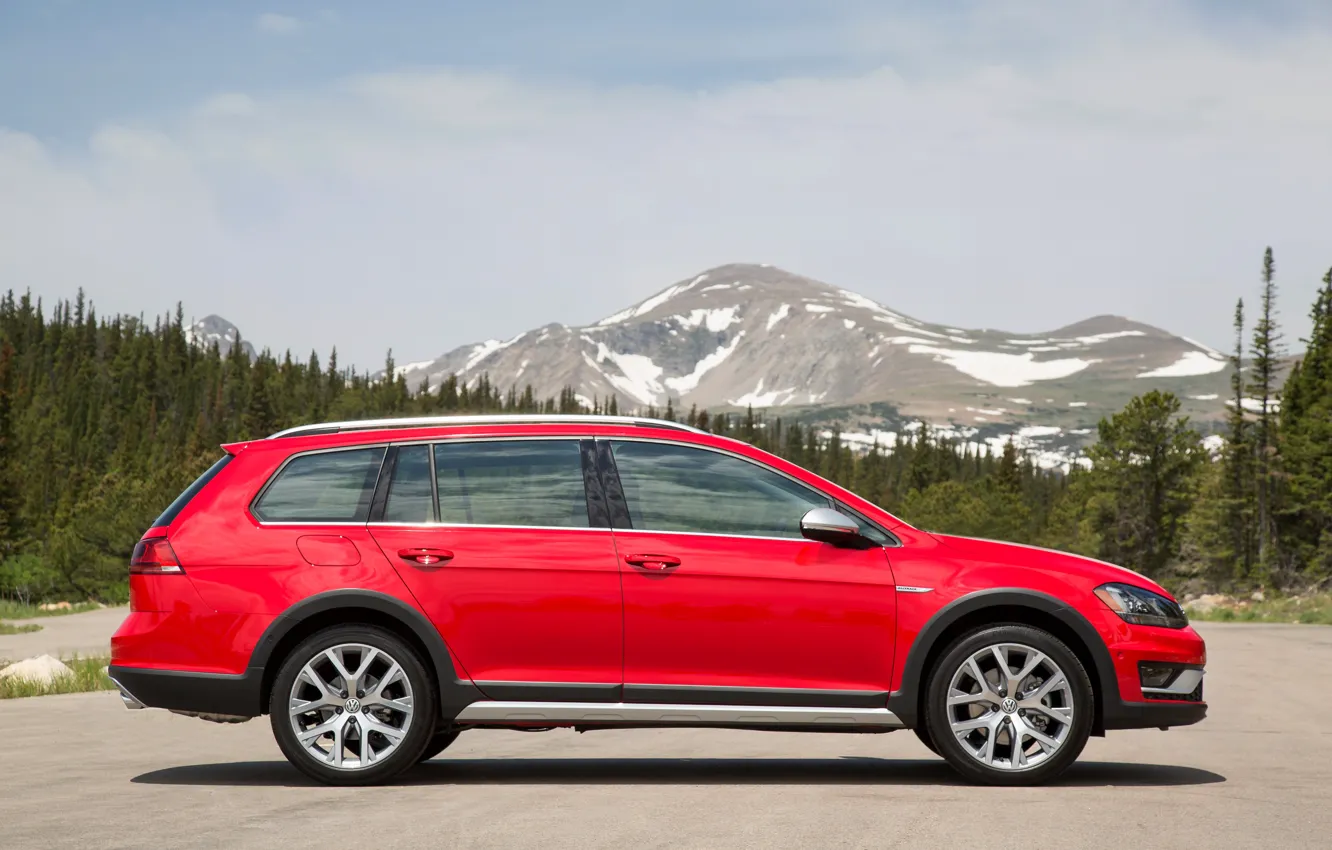 Фото обои горы, красный, Volkswagen, профиль, универсал, 2017, Golf Alltrack