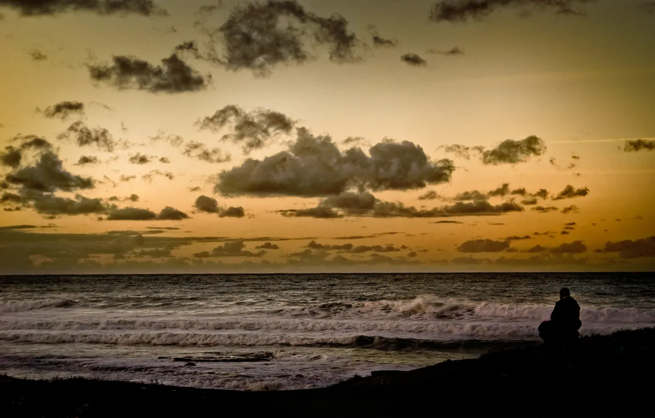 Фото обои море, облака, океан, человек, горизонт, прибой, задумчиво