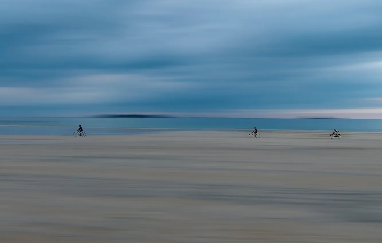 Фото обои песок, море, небо, облака, велосипед, люди, берег, прогулка
