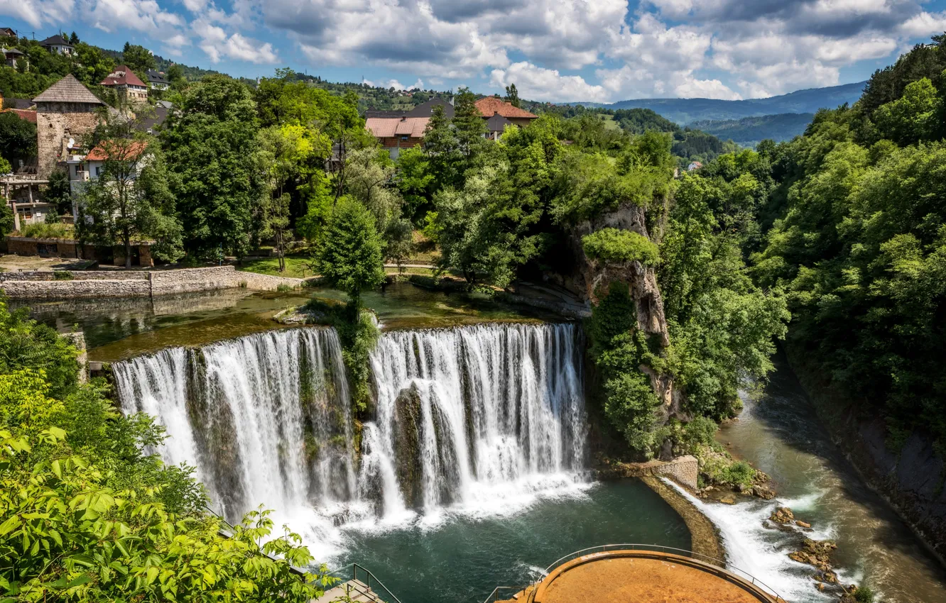 Фото обои небо, деревья, город, река, водопады, rivers, waterfalls, Bosnia