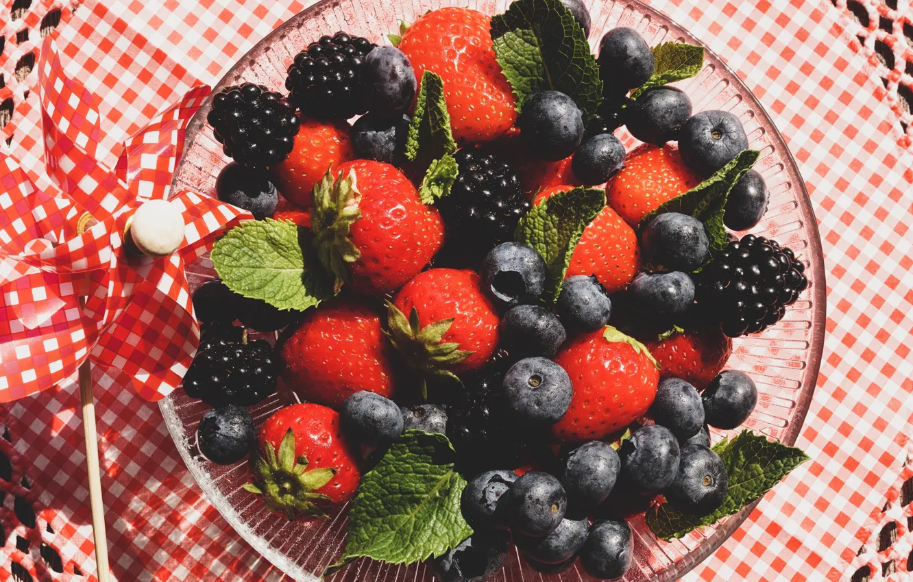 Фото обои ягоды, малина, черника, тарелка, ткань, ежевика, ассорти
