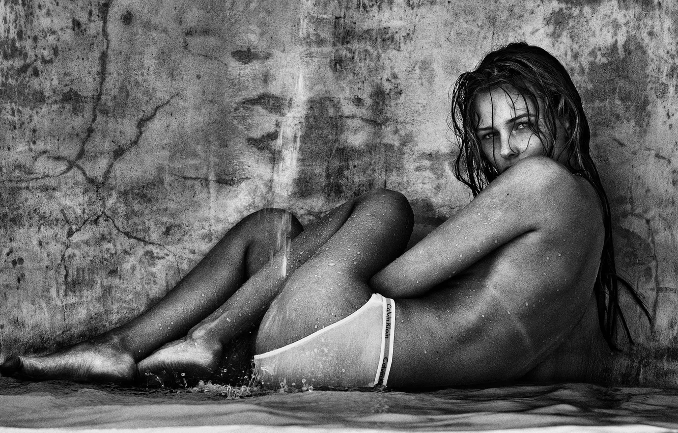 Фото обои модель, белье, girl, water, черно-белый фон, Calvin Klein, Lietuva, Kaunas