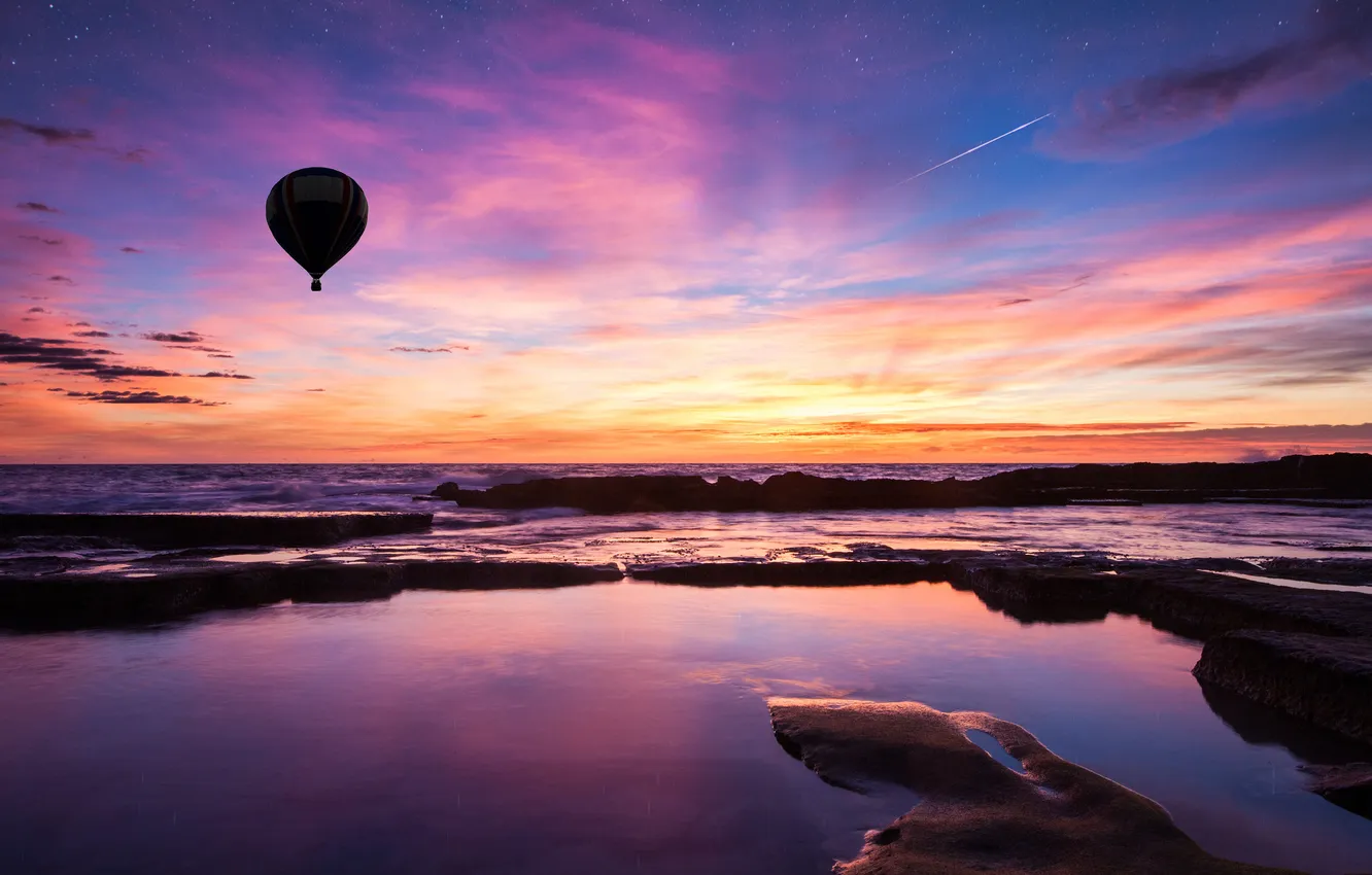 Фото обои море, небо, вода, облака, закат, воздушный шар, камни, берег