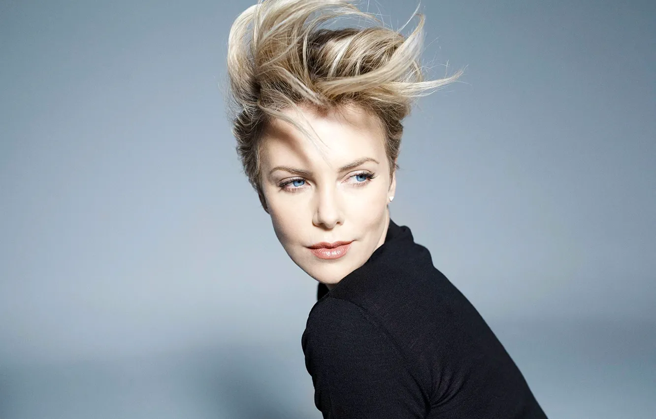 Фото обои глаза, взгляд, лицо, фон, Charlize Theron, актриса, голубые, блондинка