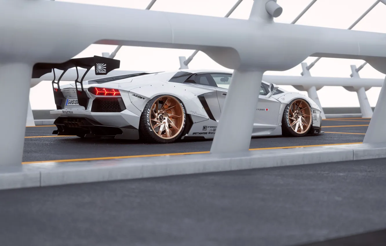 Фото обои Lamborghini, White, Aventador, Rear, Liberty, Walk