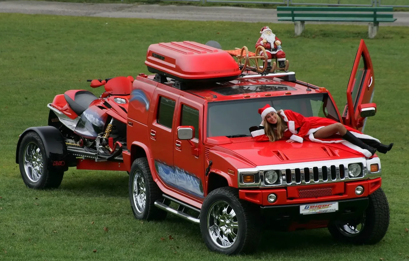 Фото обои трава, Машины, прицеп, Hummer, снегоход, девушка на капоте, красный авто, снегурочка отдыхает