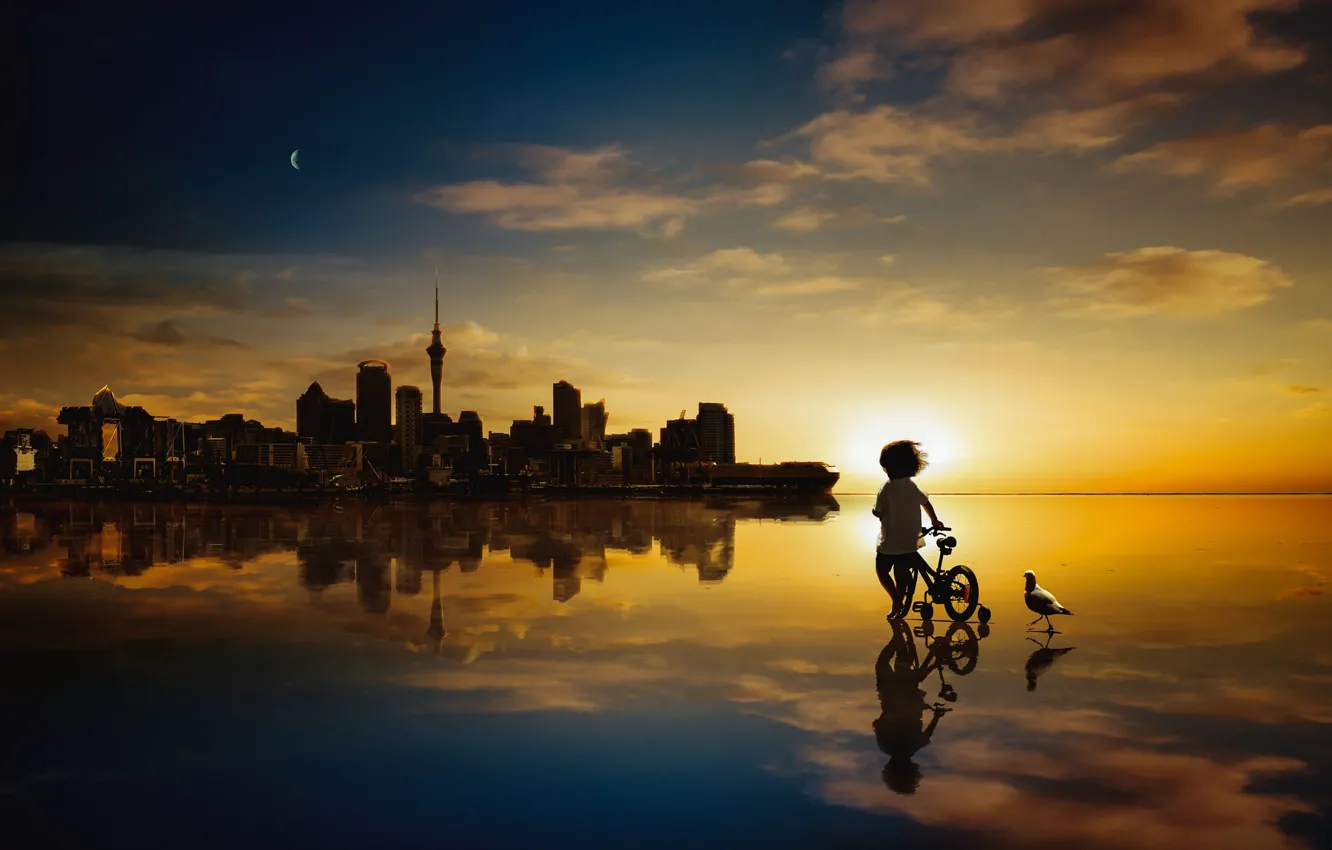 Фото обои небо, вода, облака, свет, закат, велосипед, город, отражение