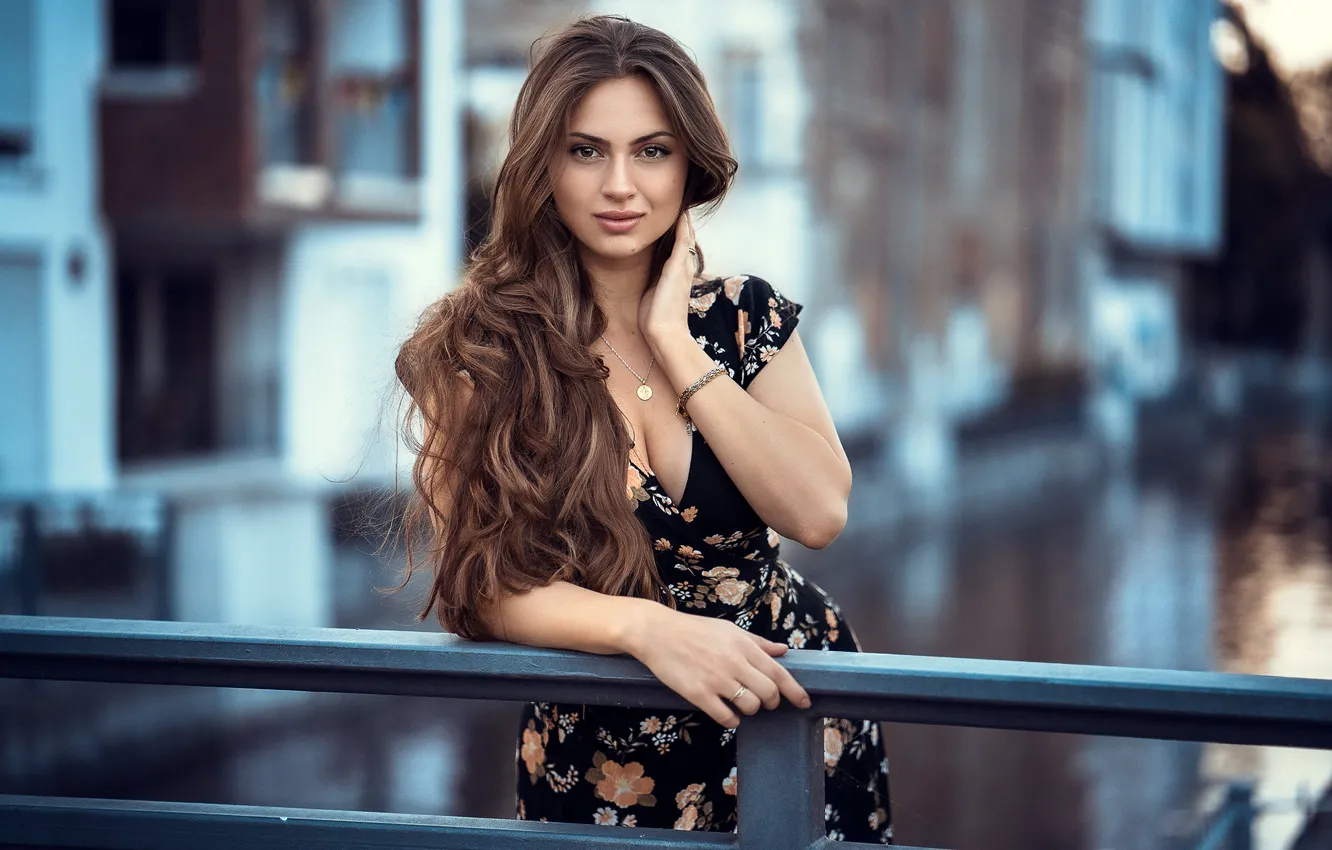 Фото обои взгляд, девушка, поза, река, руки, платье, длинные волосы, Laura