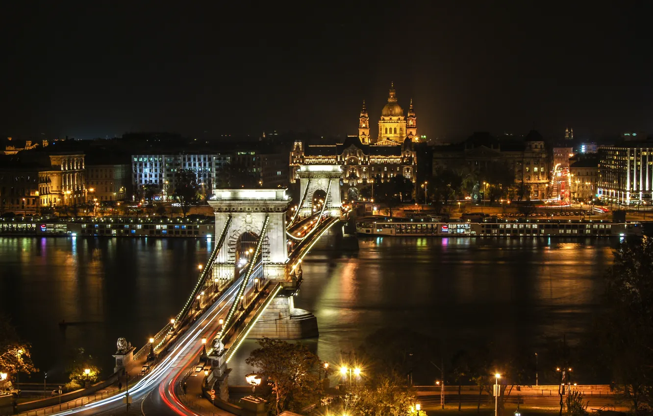 Фото обои ночь, мост, огни, река, дома, фонари, набережная, Венгрия