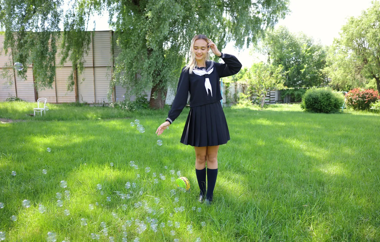 Фото обои girl, model, blonde, shoes, suit, knee socks