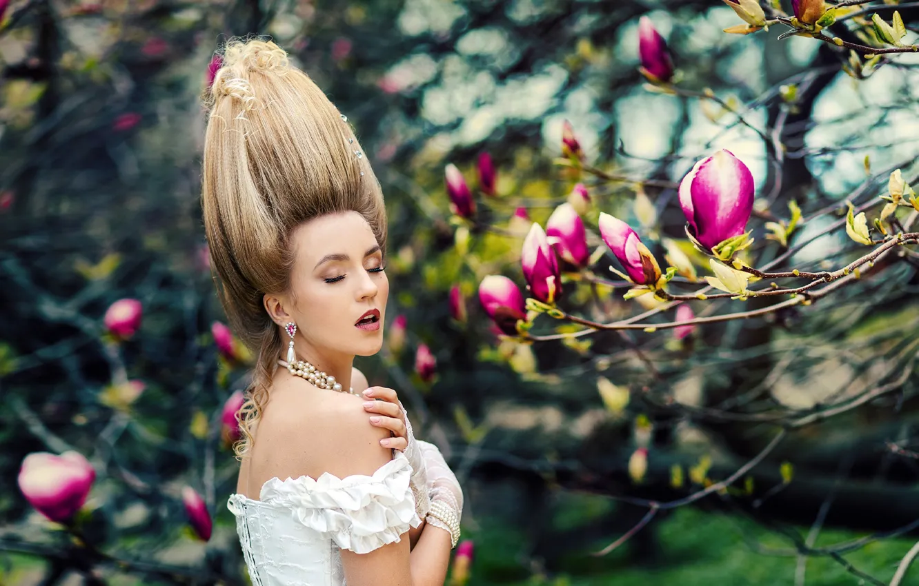 Фото обои деревья, цветы, ветки, природа, поза, стиль, модель, руки