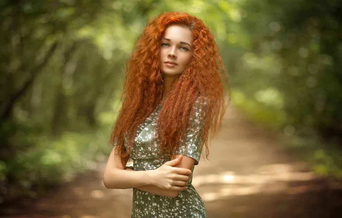 Фото обои взгляд, девушка, поза, руки, рыжая, кудри, рыжеволосая, длинные волосы