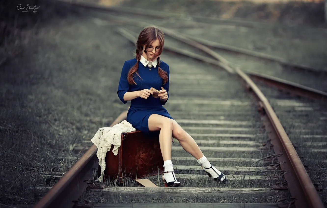 Фото обои девушка, рельсы, железная дорога, чемодан, Анна Шувалова