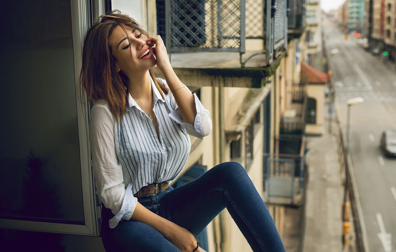 Фото обои девушка, улица, модель, волосы, окно, блузка, DAVID MAS