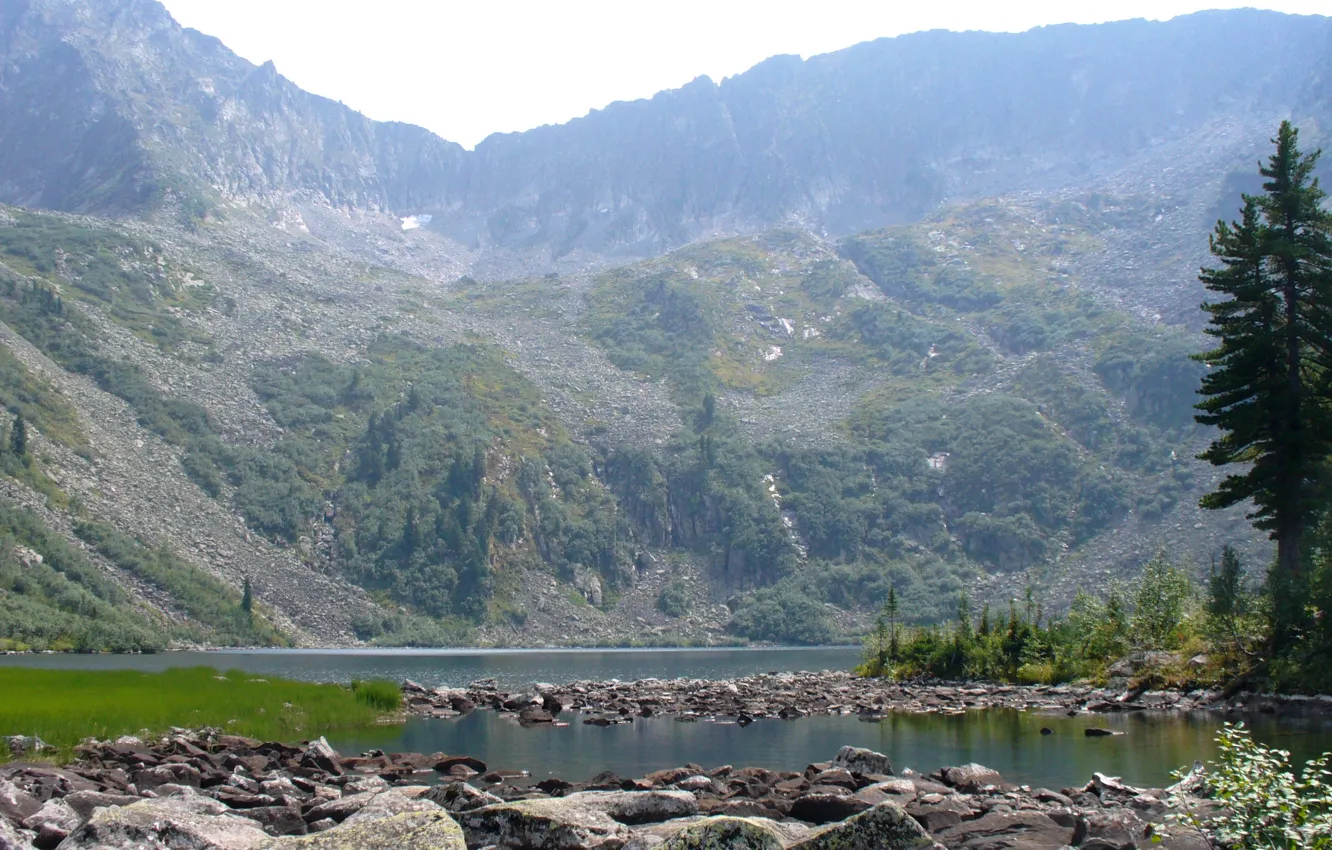 Фото обои горы, озеро, камни, скалы, кедр